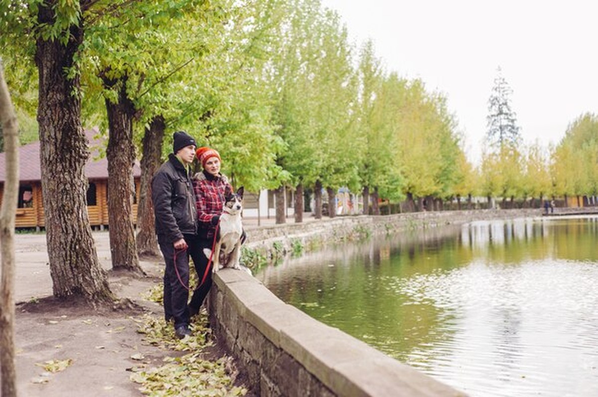 Dáždění vyšlo z módy: Proč si vzít pláštěnku místo deštníku na jesenní procházky v Čechách