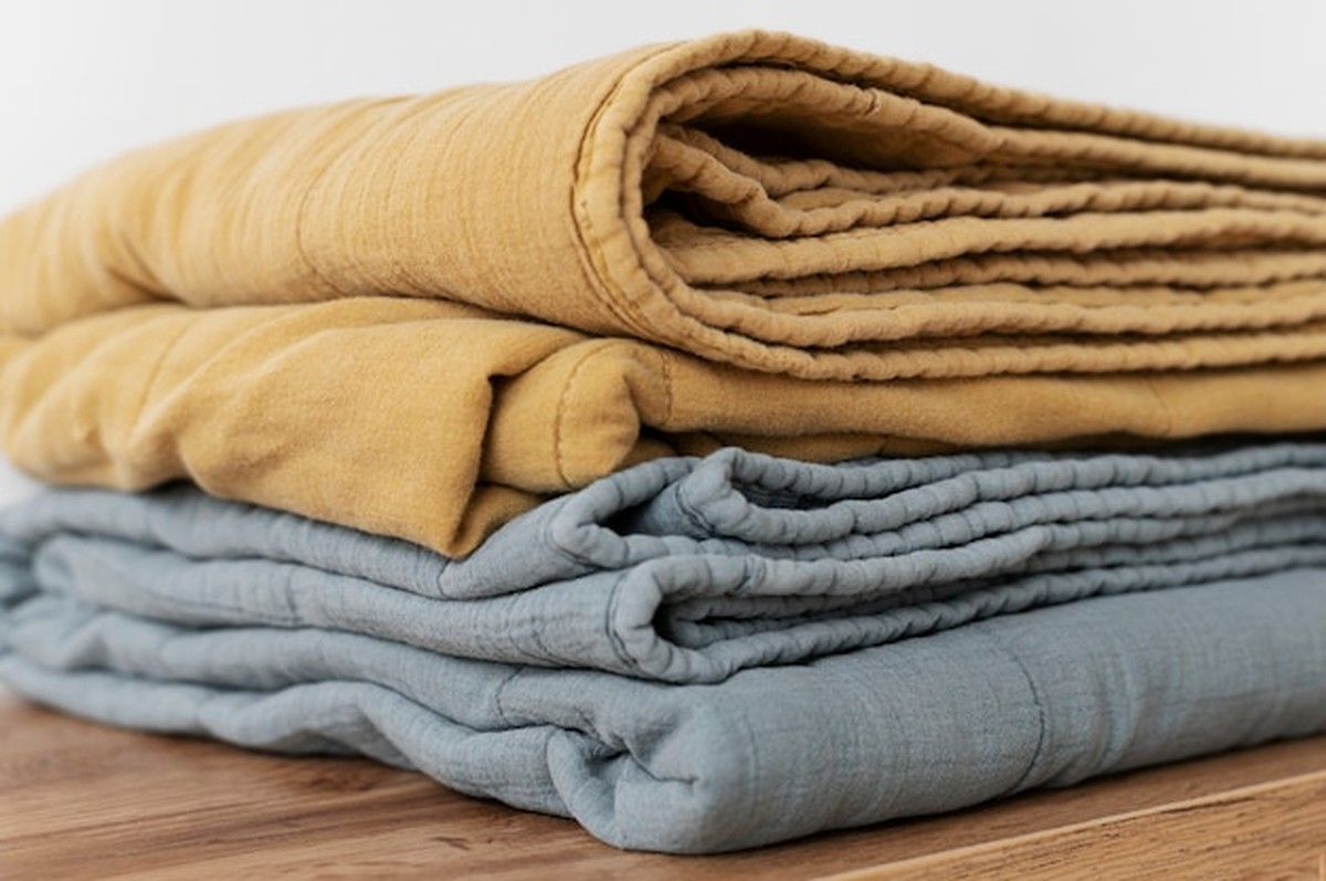 Pokud máte starý svetr, nevyhazujte: udělejte z něj teplou deku