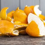 Citrónová kůra do odpadního koše: Trik, který neutralizuje pachut