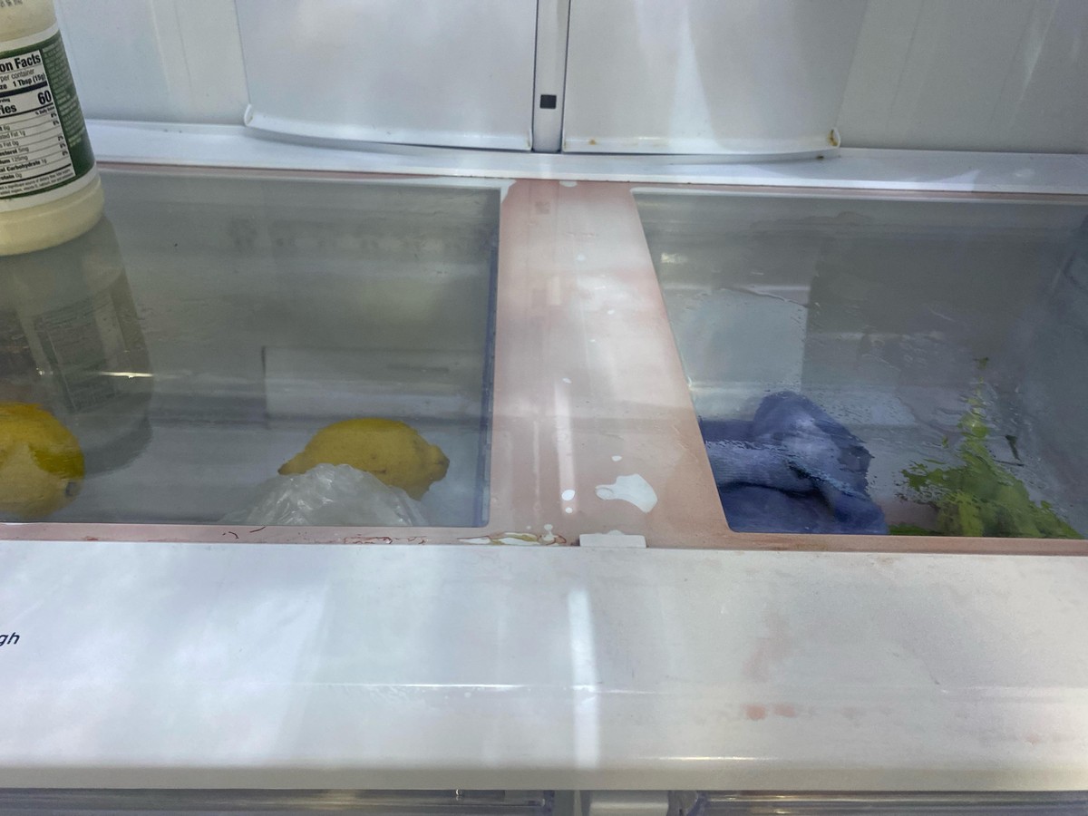 Ledová voda v ledničce: návod, jak zmrazit špinavé špáry bez chemie