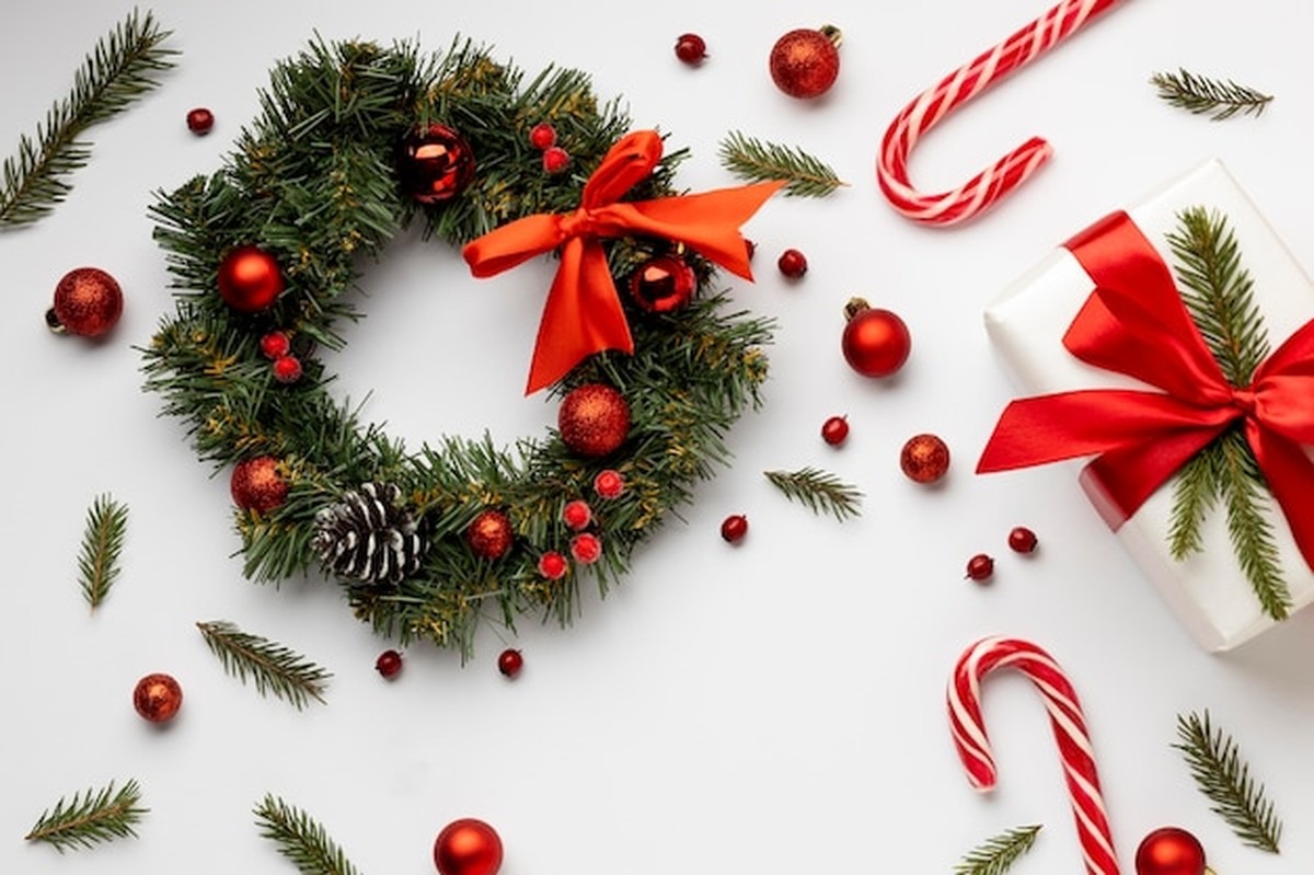 Levné vánoční ozdoby vás překvapí účtem za celek