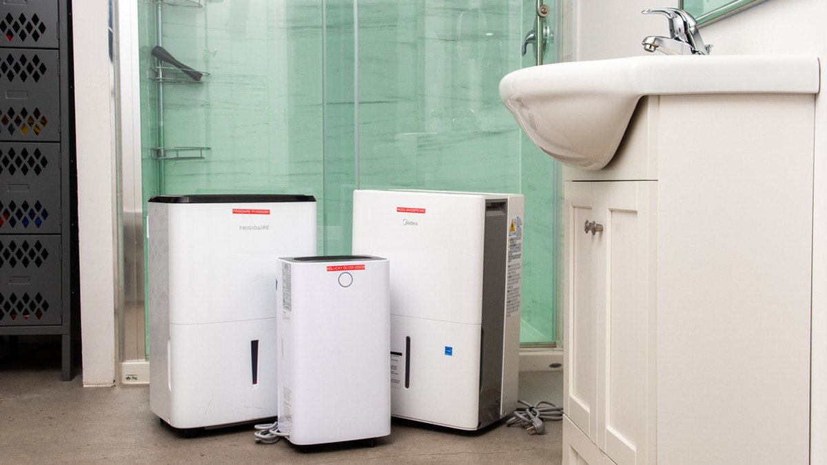 Magnetka na lednici proti páře: zvlhčování v koupelně skončilo