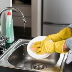 Mytí ručně nebo myčka: co těž vašim rukám