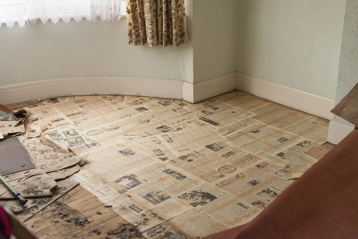 Noviny pod koberce? Proč to starší generace dělá (a proč byste měli také)