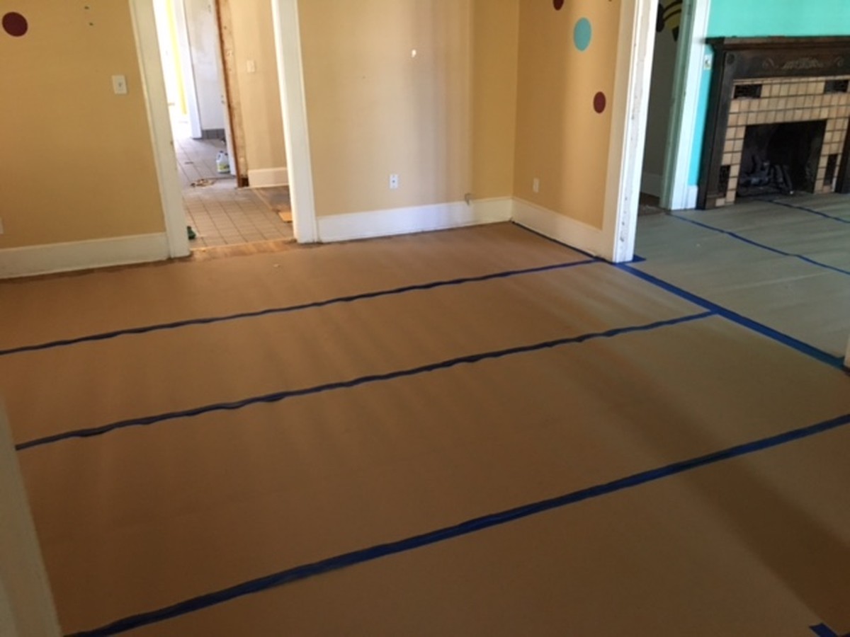 Papírová lepenka pod koberce zadržuje vlhkost a pachy