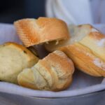 Proč restaurace nikdy nevyhazují starou chléb