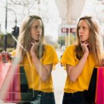 Psycholog vysvětluje, proč se před Vánocemi nakupuje zbytečně