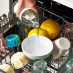 Půllitr octa do myčky a vidíte, co jste si do teď nevšimli