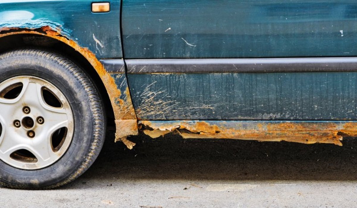 Slané silnice připravují českou zimu: jak chránit auto