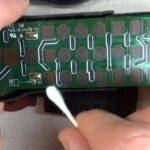 Špejle do zásuvky – trik, který záchrani vám vzdálené ovladače