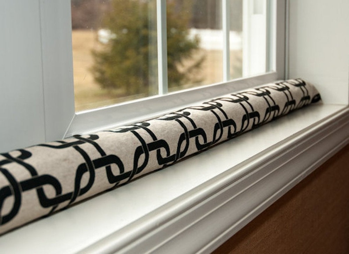 Starý svetr jako ideální izolace: jak jej využít pod okny