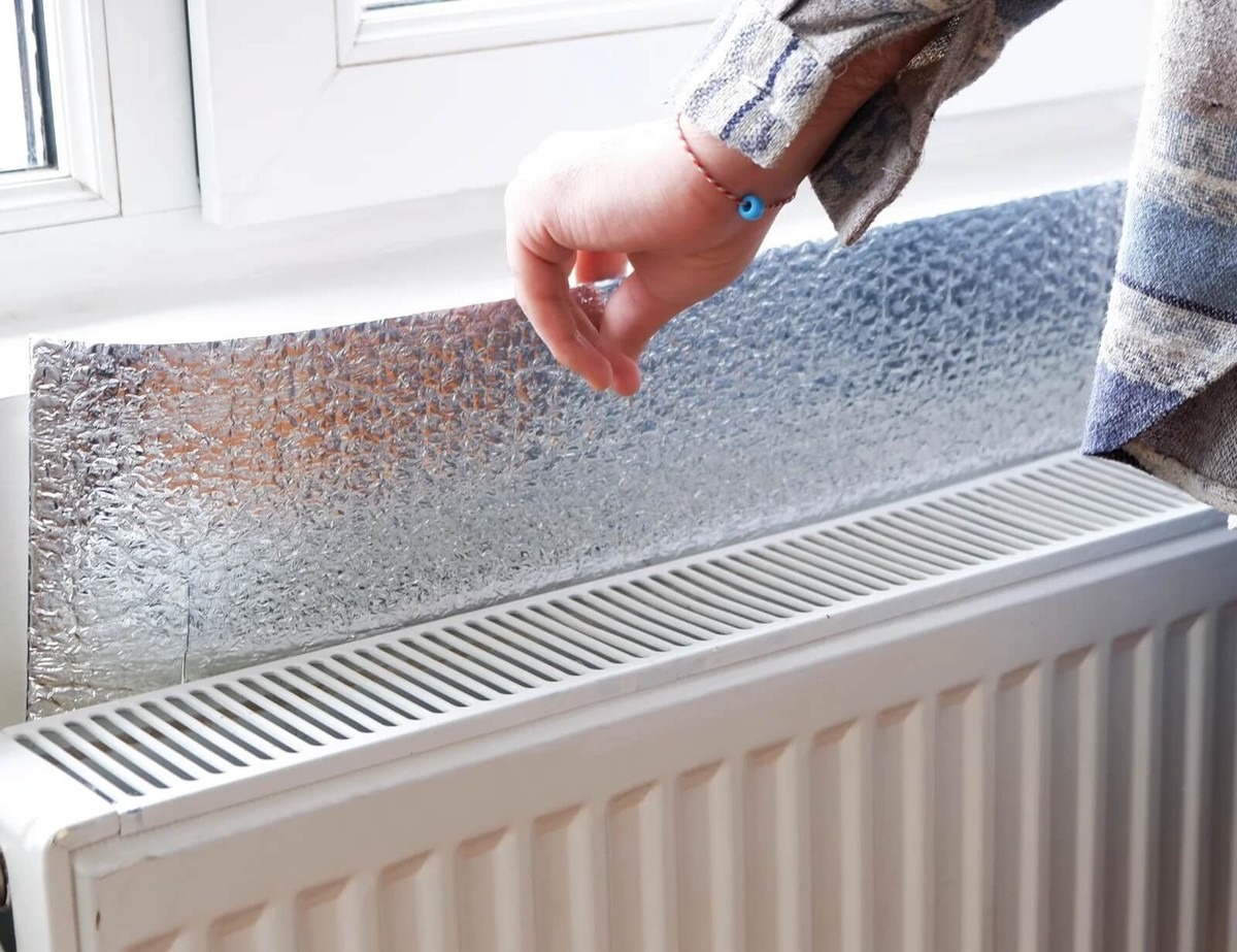 Alufolie za radiátorem? Šetří až 30 % na topení
