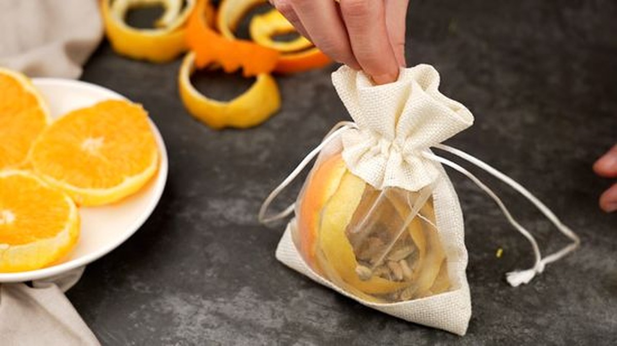 Citronová kůra v ledničce vás zbaví nepříjemného zápachu natrvalo - image 1