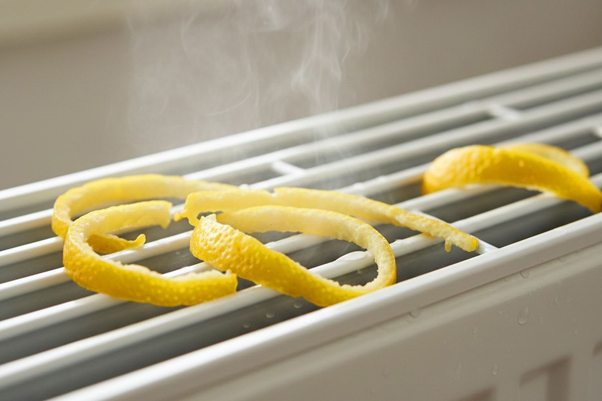 Citronová kůra za radiátorem snižuje vlhkost a činí vzduch svěžím bez chemie