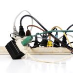 Elektrikář vás prosí: nikdy nenapojujte více než 3 přístroje na jednu zásuvku