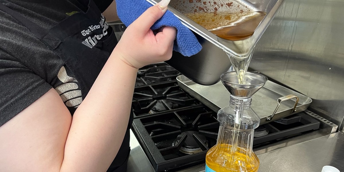 Hydraulici se vás prosí: nikdy nekéžte tento olej do odpadu