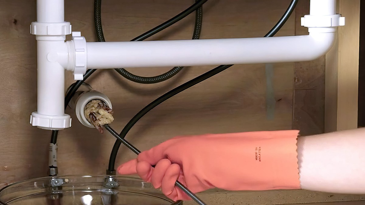 Instalatéři vás prosí: nikdy nevlévejte tento olej do odpadu - image 1