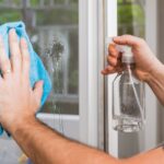 Jak používat obyčejný ocet na leštění oken bez větru