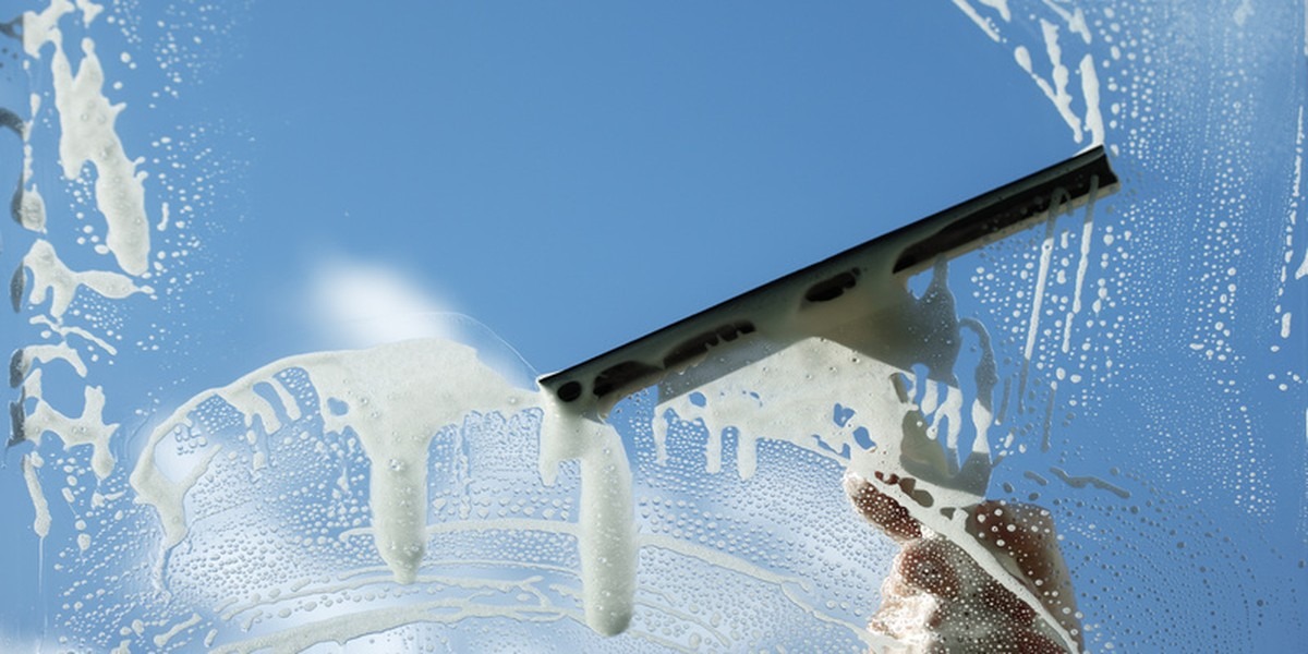 Jak používat obyčejný ocet na leštění oken bez větru - image 1