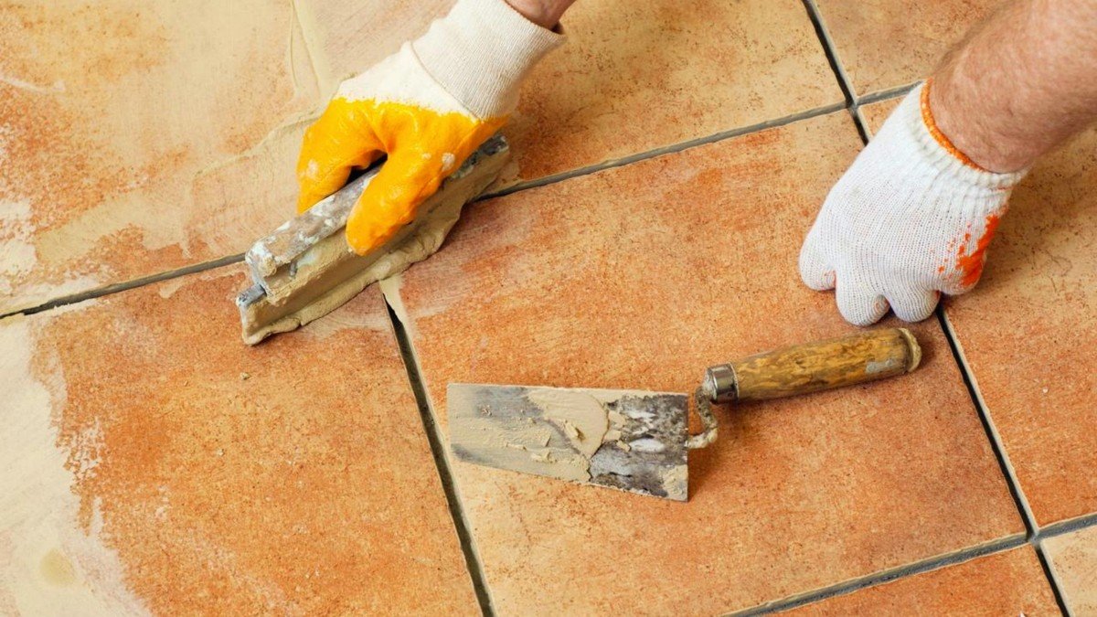 Kartáček na zuby funguje lépe než drahé čističe na spáry - image 2