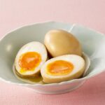 Proč kuchaři přidávají ocet do vody při vaření vajec