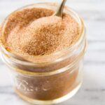 Skořicový prach v kusech cukru: přirozená past na myši a štěnice