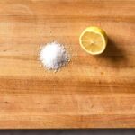 Sůl a citron na řezací desku: přírodní čistič, který funguje lépe než chemie