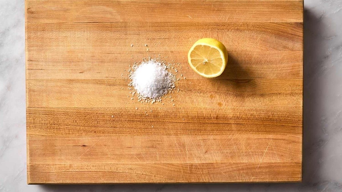 Sůl a citron na řezací desku: přírodní čistič, který funguje lépe než chemie