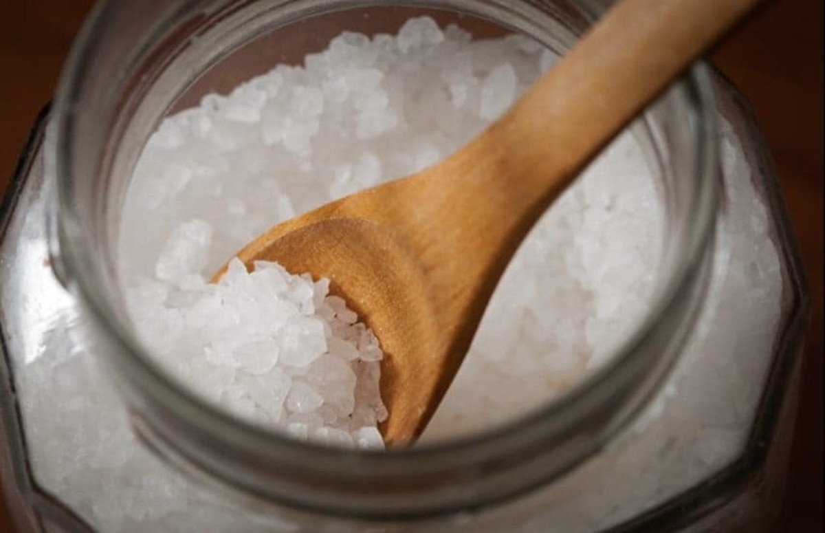 Sůl na kuchyňské desce = západ na špinavou pánev bez škrábání