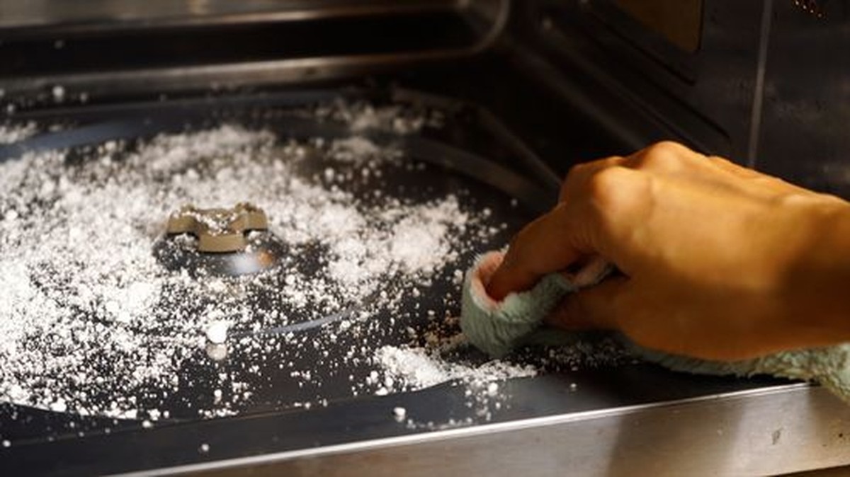 Voda se sodou v mikrovlnné troubě: jak vyčistit špínu za 5 minut bez škrábání - image 1