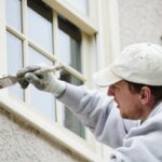 Zedníci znají tajemství: proč malovat okna až v květnu, ne v dubnu