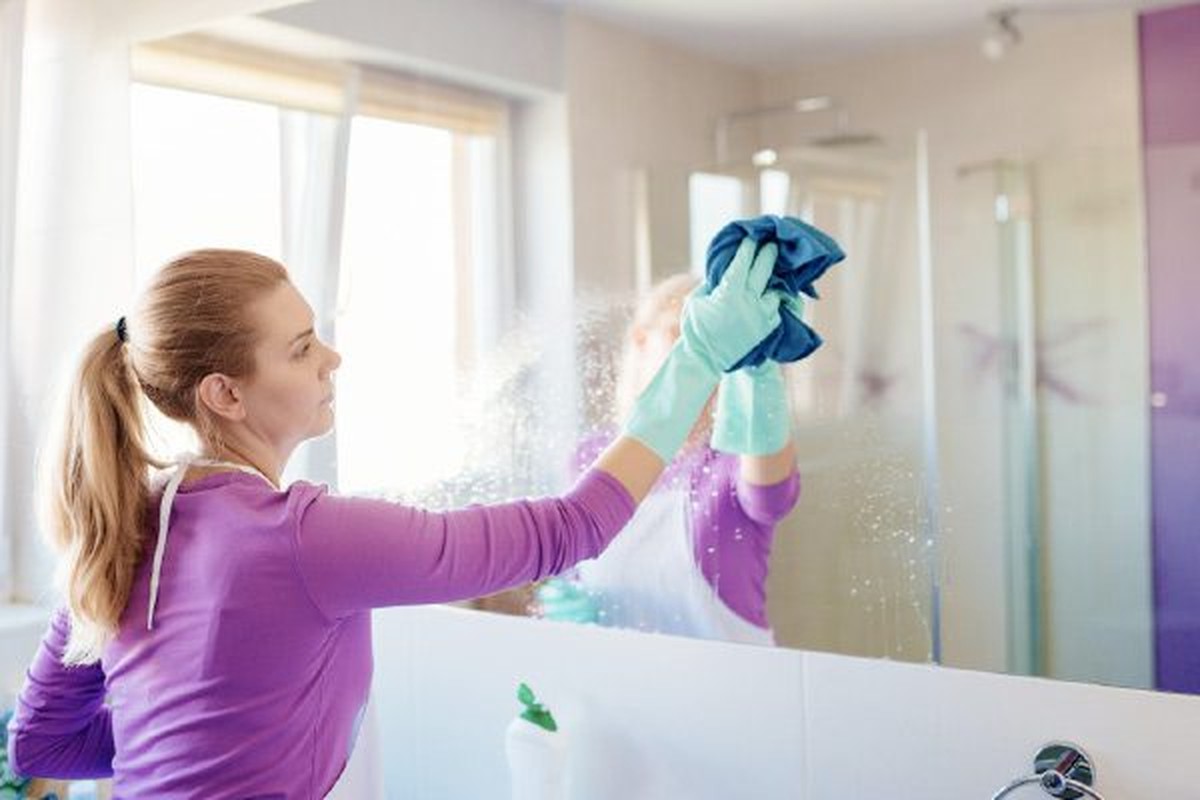 Banánová slupka na zrcadlech – dělá to, co vám prodávají za 300 korun - image 1