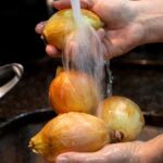 Cibulová slupka v záchodě: přírodní čistič, který nahradí všechny chemikálie