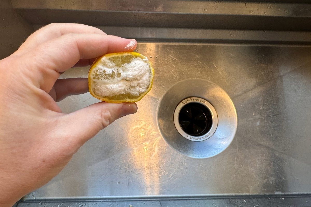 Citronová šťáva v umyvadlu: jak si vyrobit profesionální čistič za korunu