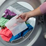 Dvě špendlíky v zásuvce vás zbavují statické elektřiny při praní