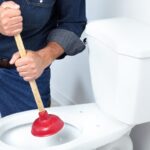 Instalatéři vás prosí: nikdy netlačte tento papír do WC