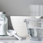 Jedlá soda a ocet: jak vyčistit zasklené okno bez chemie