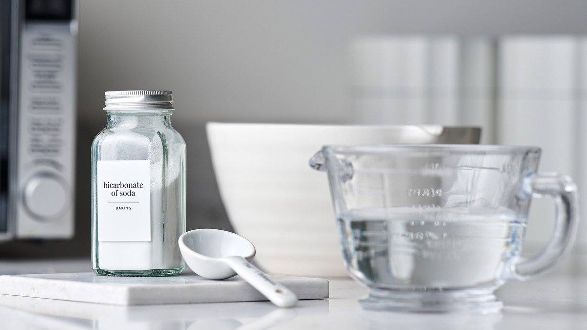 Jedlá soda a ocet: jak vyčistit zasklené okno bez chemie