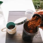 Kávová sedlina do sprchy – odstraňuje vápno bez chemie