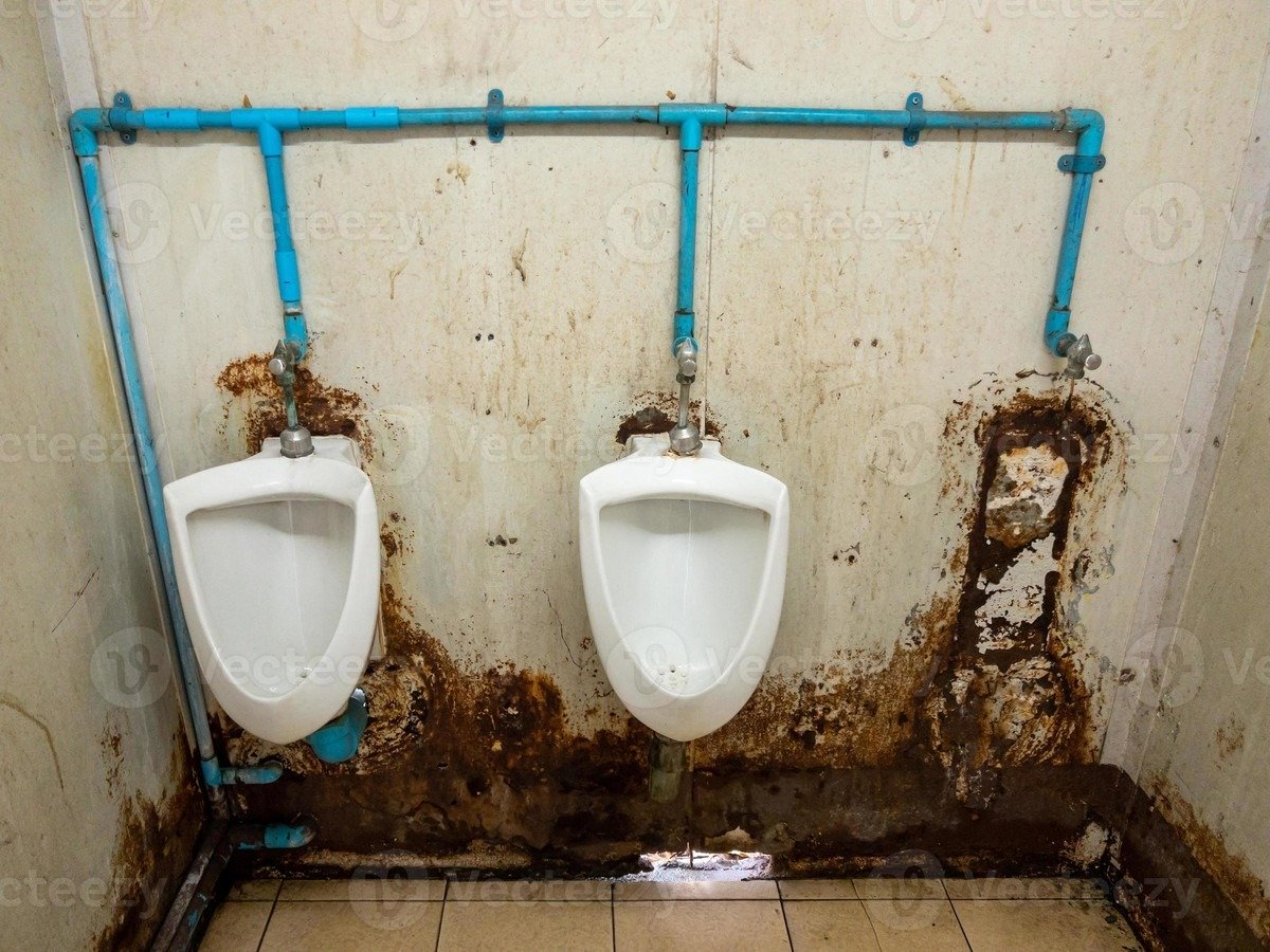 Kávový usazenina v pisoáru? Trik, který čistí jako profesionál