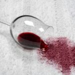 Kuchyňská sůl na skvrnách od vína: záchrana, která stojí 10 Kč