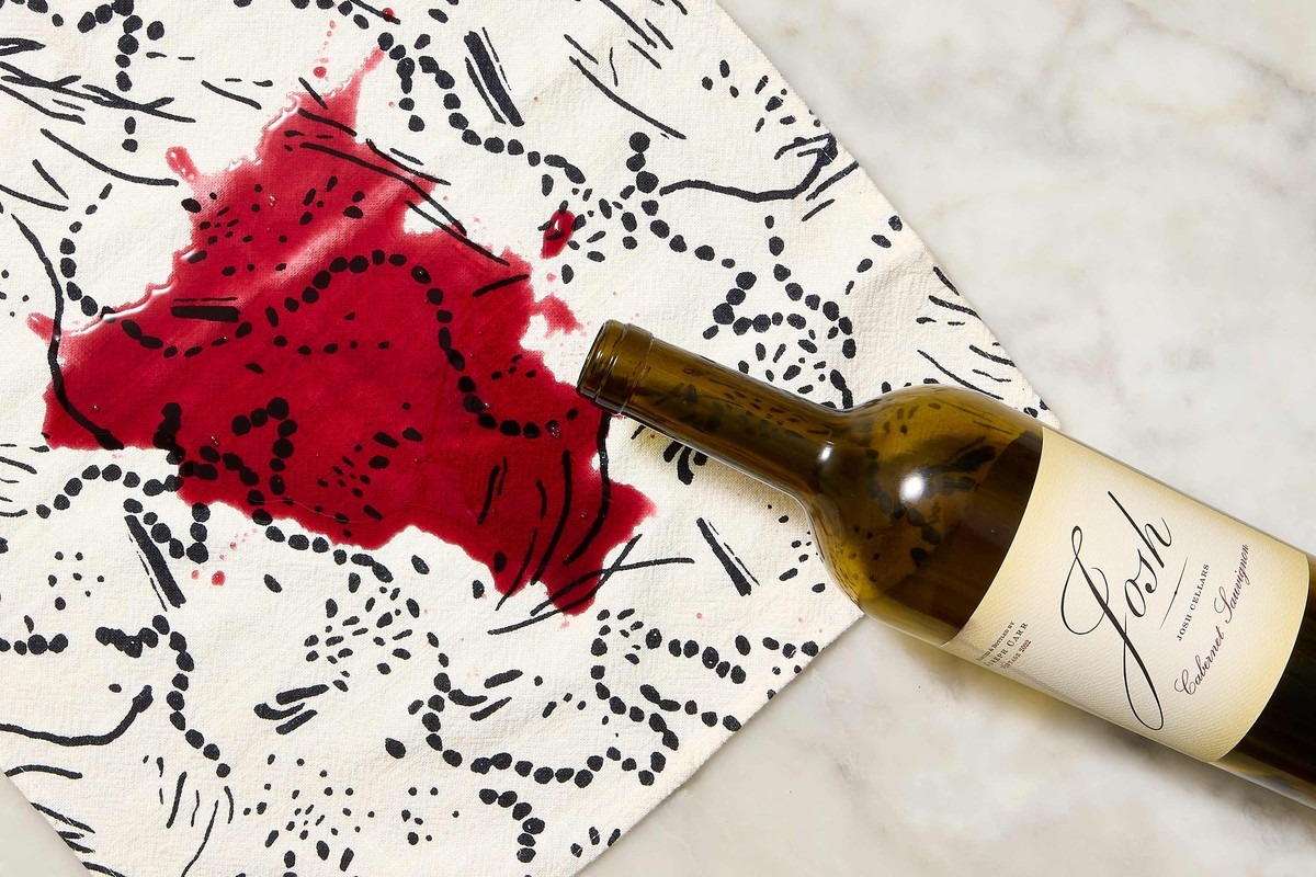 Obyčejný sůl na skvrnu od vína – musíte jednat do 30 sekund