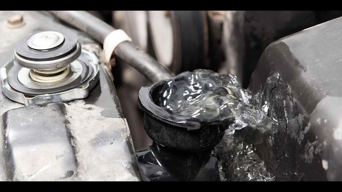 Ocet v chladící kapalině — jak prodloužit životnost motoru levně