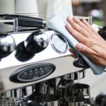 Ocet v kávovaru jednou za měsíc: trik na dokonalou kávu bez špíny