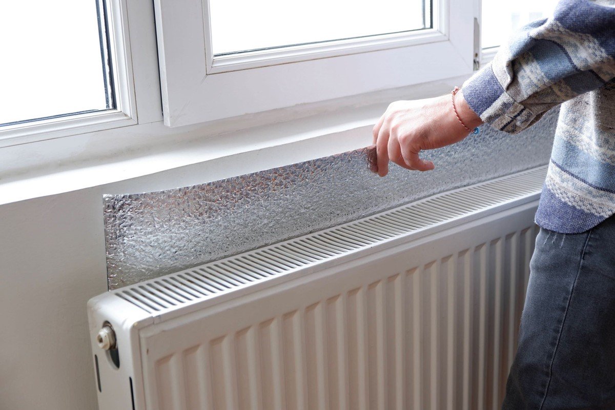 Papírová utěrka za radiátorem? Zkušenost šetří až 35 % tepla - image 1