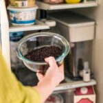 Použité kávové filtrů absorbují pachy v lednici lépe než soda