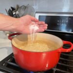 Proč číšníci vždy přidají sůl do vody na těstoviny