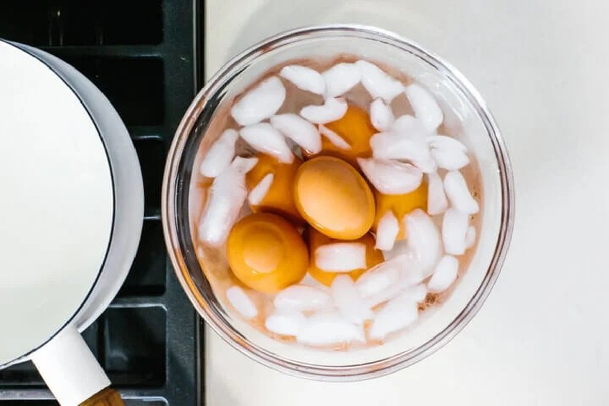 Proč kuchaři přidávají do vody s vejci ocet – věda za tím stojí - image 2