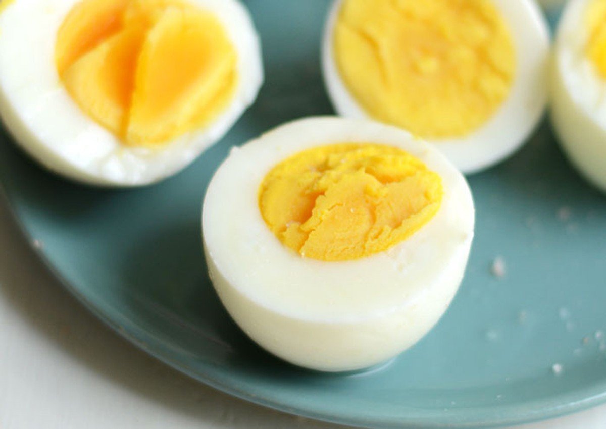 Proč kuchaři vždy přidají ocet do vody při vaření vajec