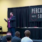 Proč si číšníci dávají do kapsy gumičku: geniální trik na rozlitou vodu